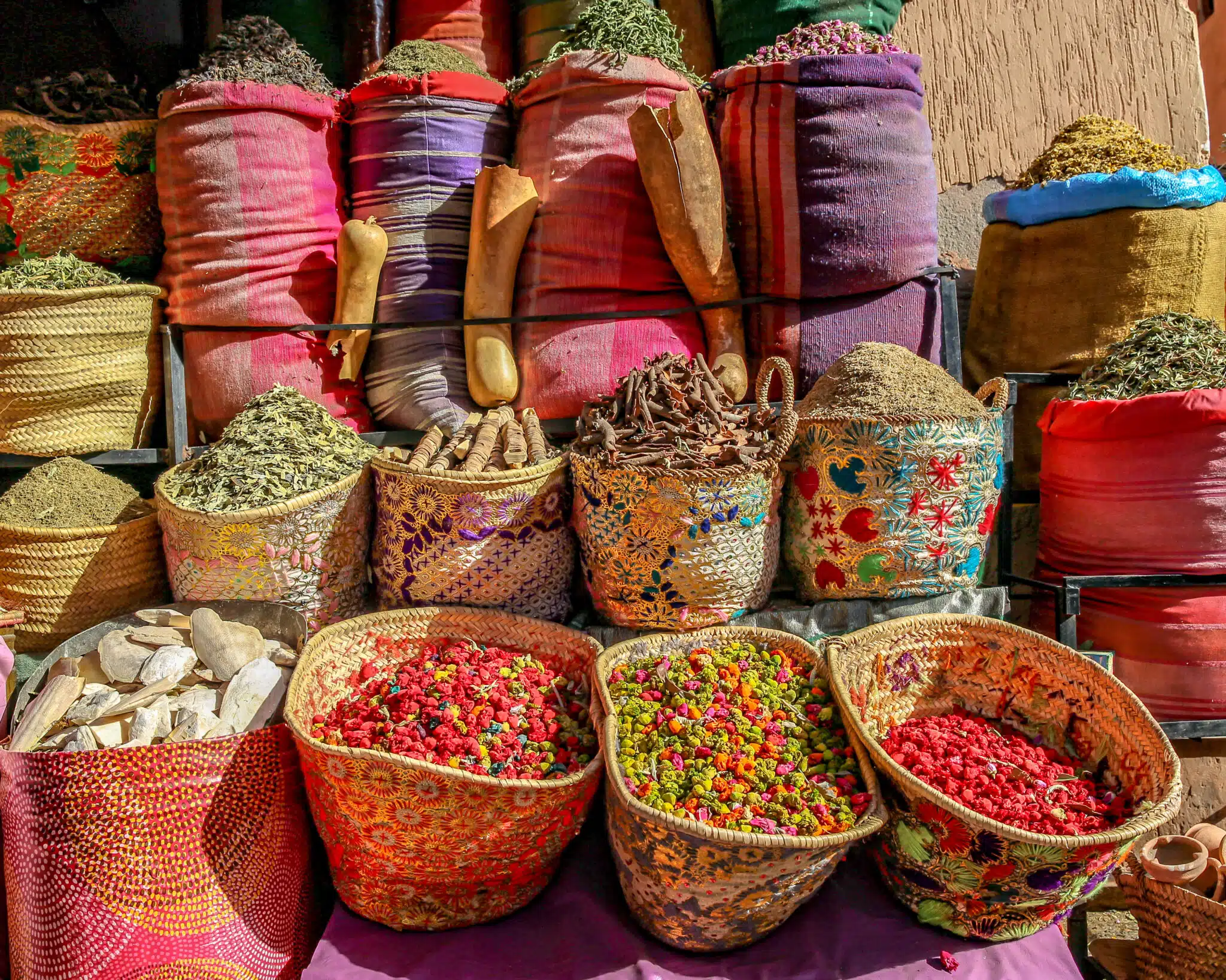 Épices traditionnelles marocaines dans un souk