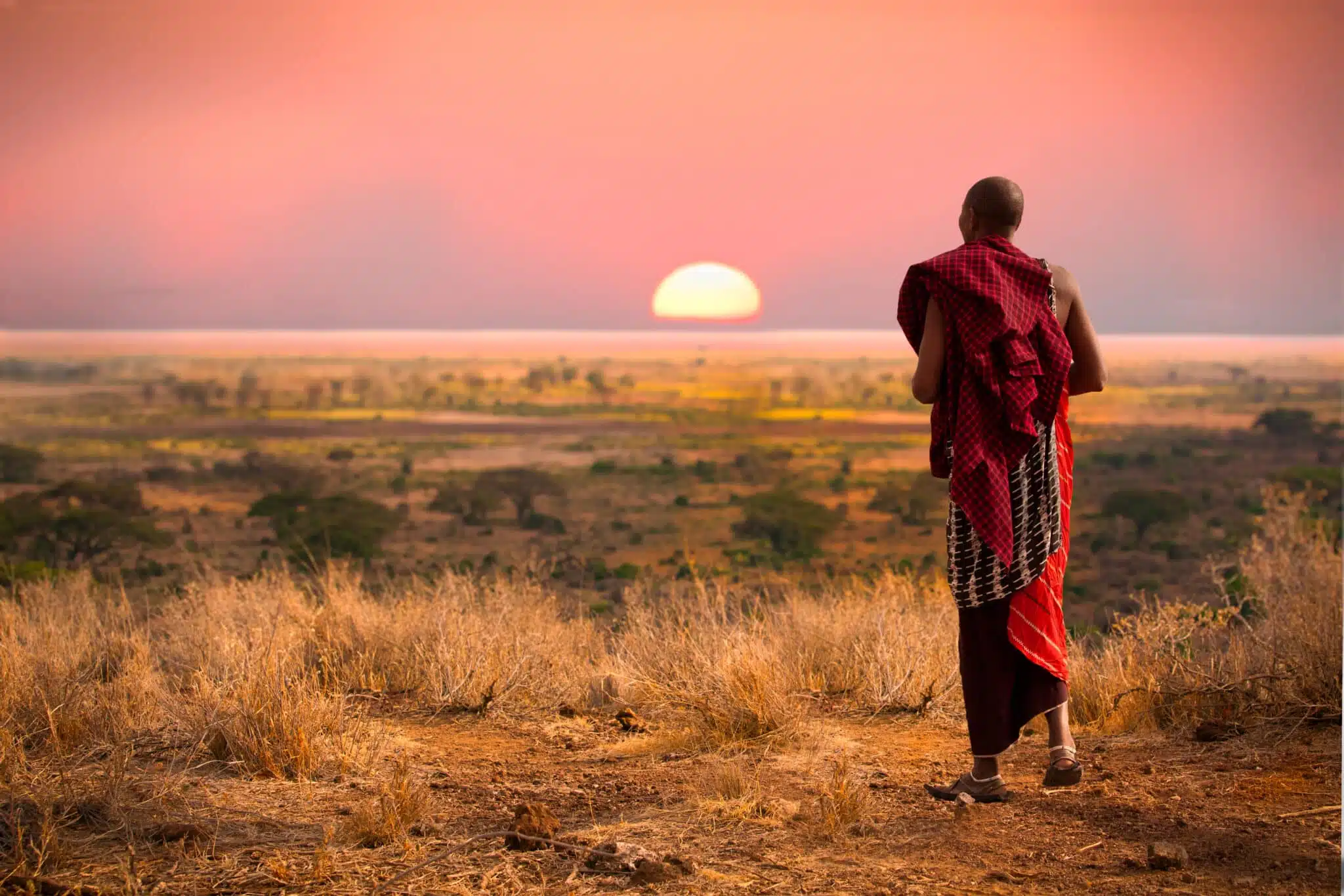 Homme massai portant une couverture traditionnelle