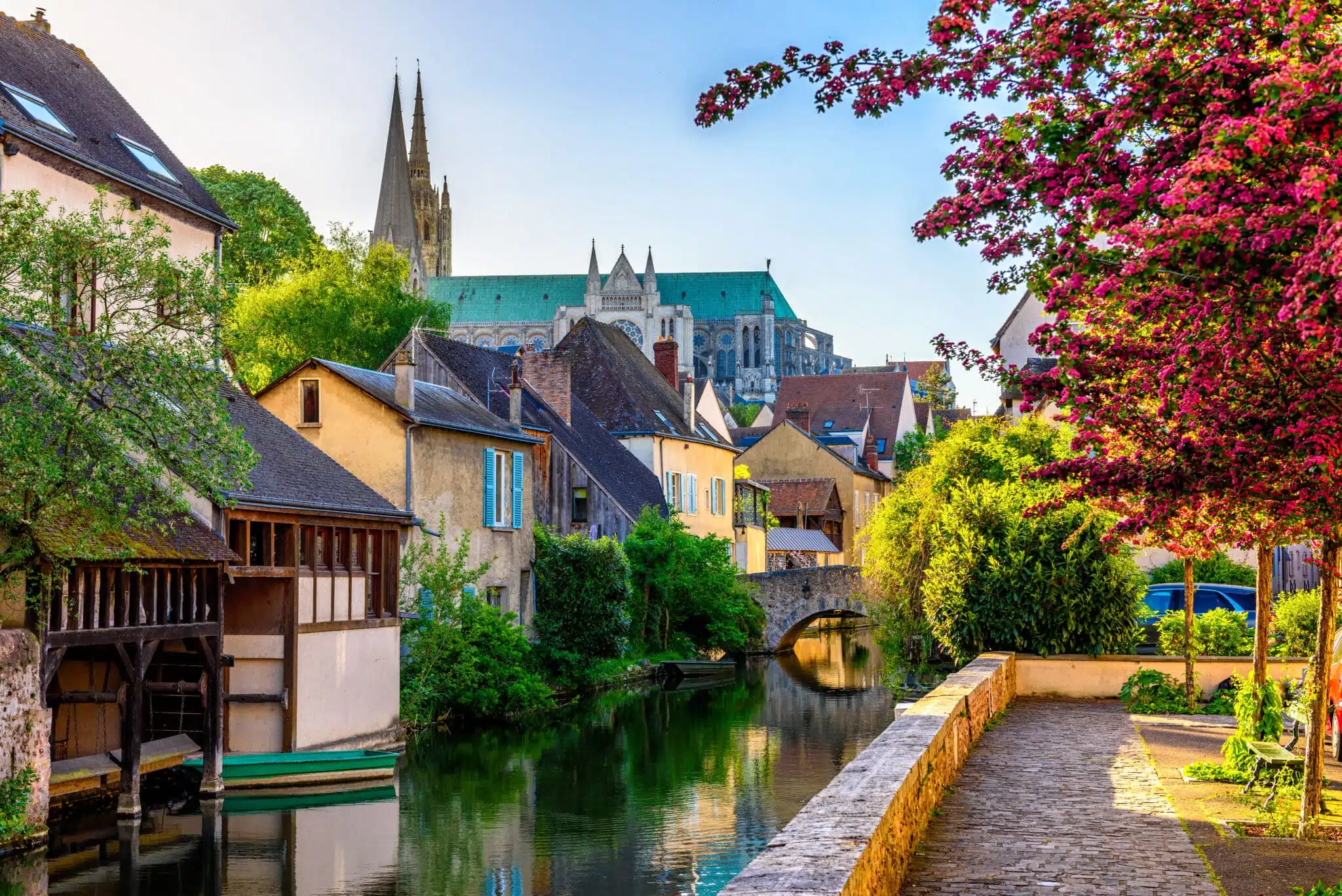 Rivière de l'Eure dans le village de Notre-Dame de Chartres