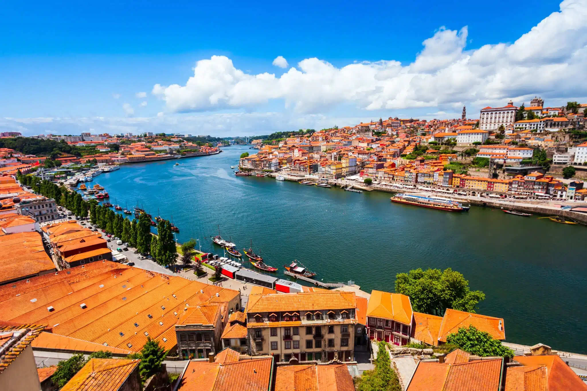 Maisons aux toits oranges à Porto